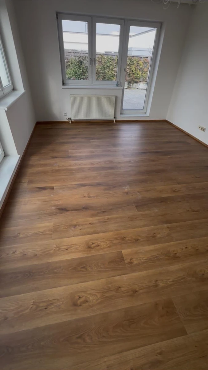 Neu verlegter Vinylboden in Kerneiche-Optik in einer Wohnung in Linz