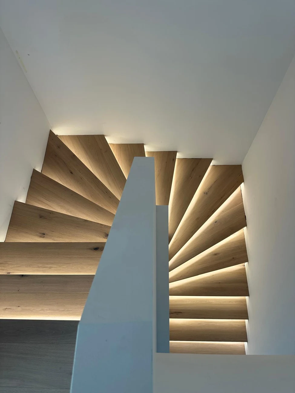 Holztreppe mit integrierter Stufenbeleuchtung