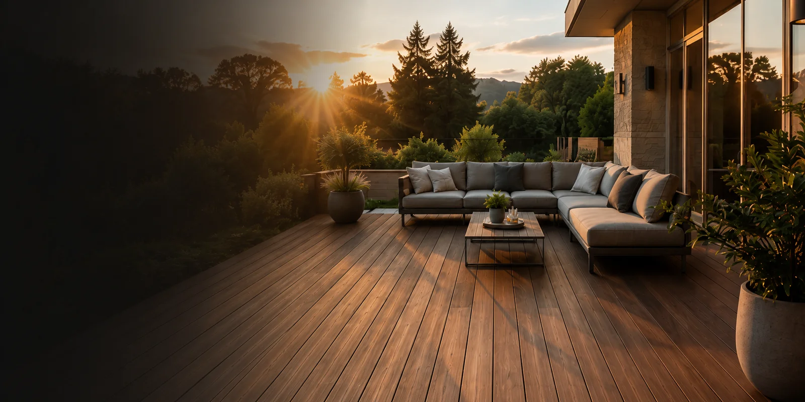 Terrasseninspiration: Dielenboden und Lounge am Haus im Abendlicht